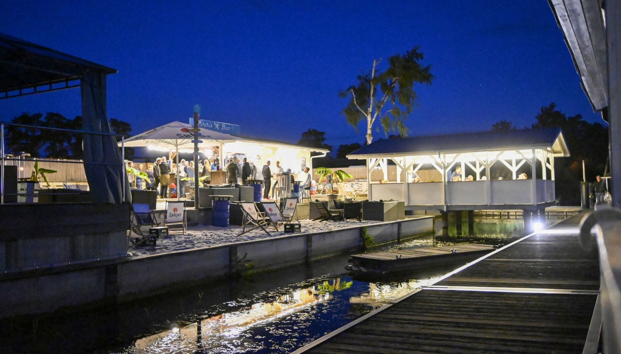 Piratenbar in het havenresort Müritz, © Heike Meyer