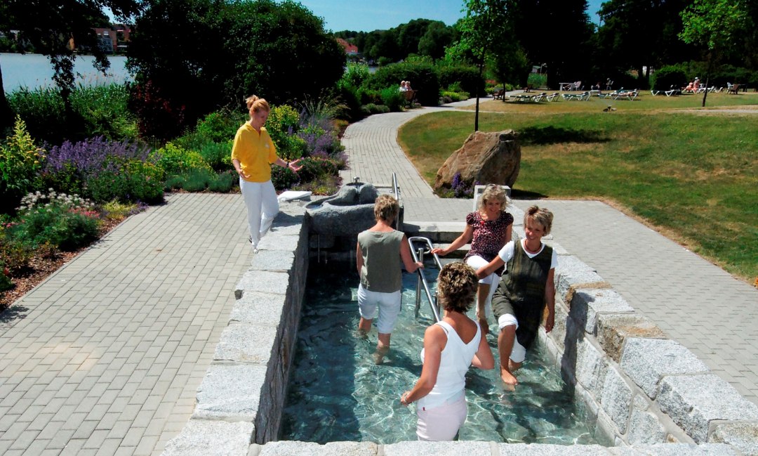 Brodzik Kneippa w parku kliniki "Klinik am Haussee", © Klinik am Haussee