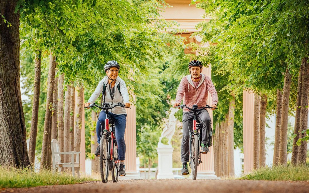 On the road with the bike in the castle garden Neustrelitz // © MV-T/Tiemann On the road with the bike in the castle garden Neustrelitz // © MV-T/Tiemann