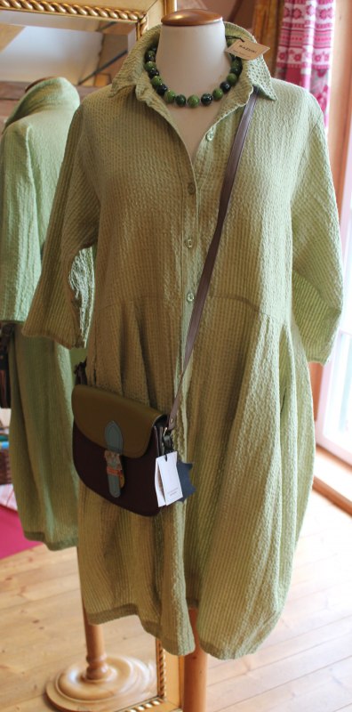 Betoverende stoffen van zijde, linnen en hennep hier met een unieke leren tas, &copy; S.Fischer-Gei&szlig;ler