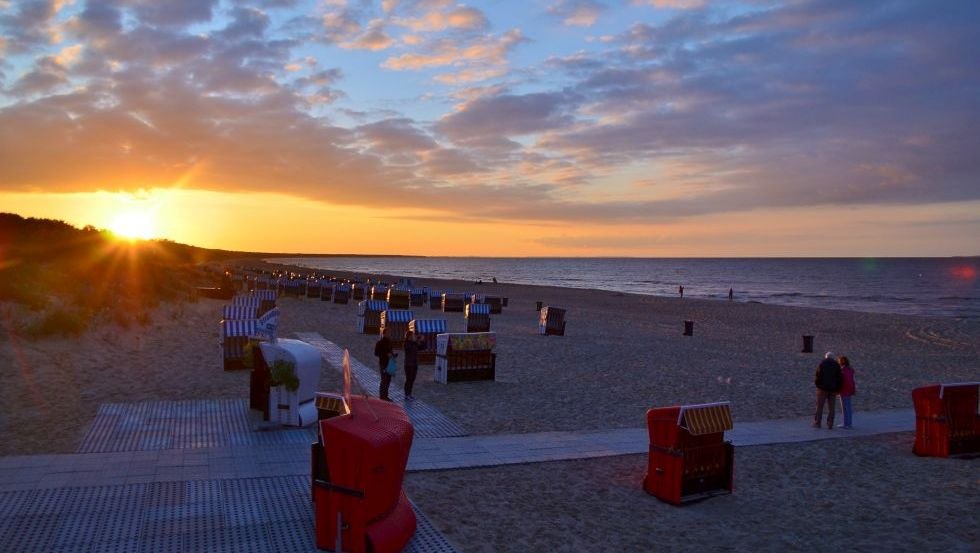 Romantische zonsondergang bij de drempelvrije strandopgang in de kustplaats aan de Oostzee Trassenheide, © Eigenbetrieb Kurverwaltung Ostseebad Trassenheide
