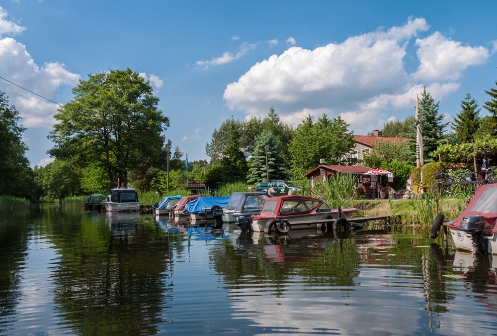 Uitzicht vanaf het Ziegeleikanal naar camping Wiesengrund, © Campingplatz am Wiesengrund