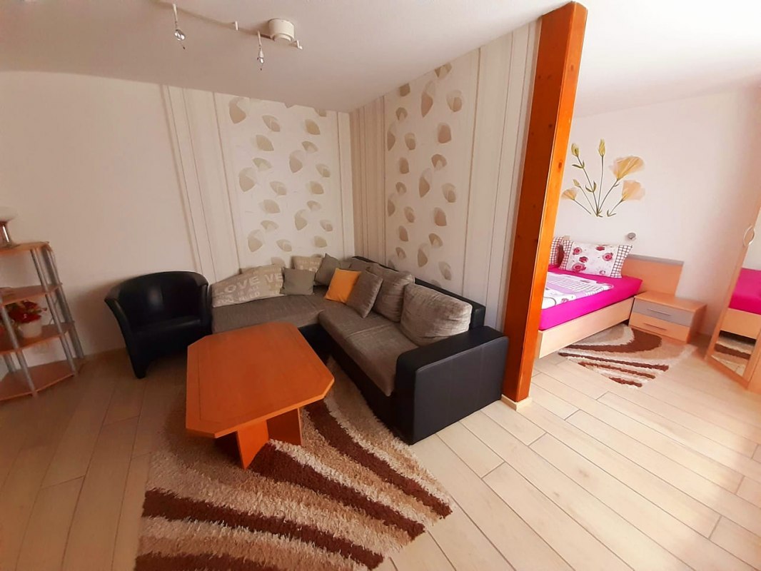 één kamer is een gecombineerde woon-/slaapkamer, © Petra Schmidt één kamer is een gecombineerde woon-/slaapkamer, © Petra Schmidt