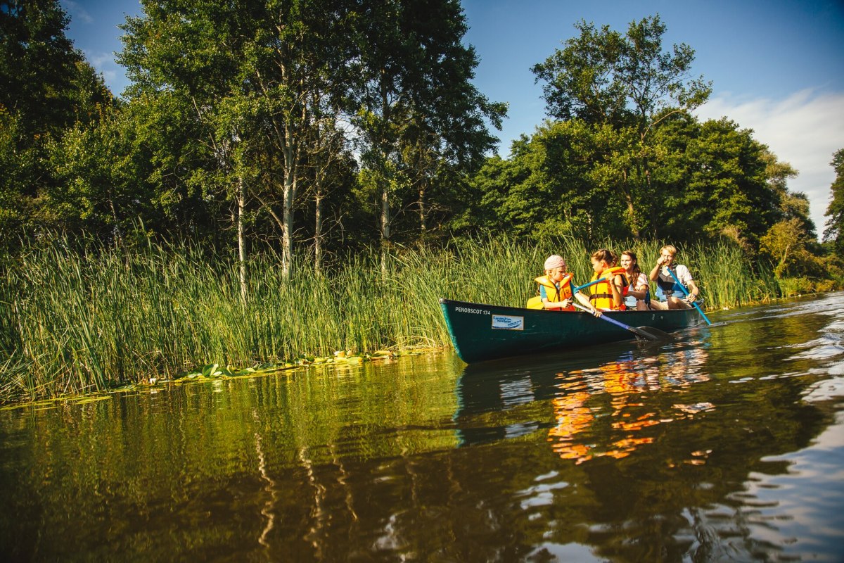 canoeing_in_the_mecklenburg_lake_district_1_on_a_tour_with_the_canoe_in_the_mecklenburg_lake_district_1, &copy; Mecklenburgische Seenplatte
