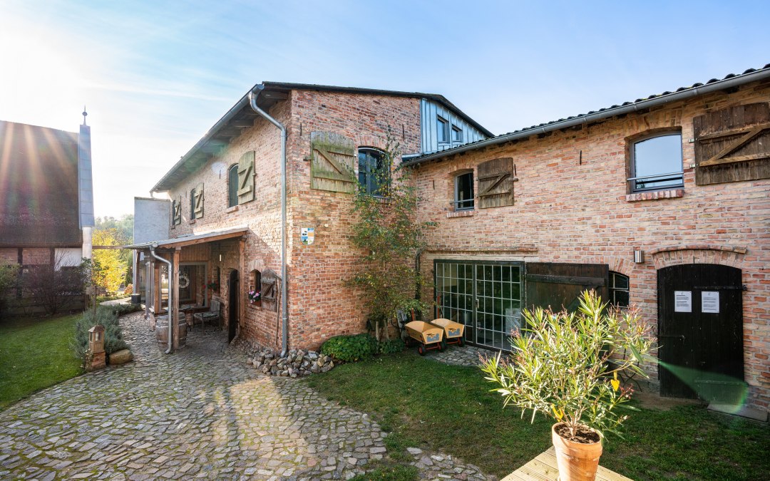 Brick house outside courtyard, © Backsteinhus Marcel Pieper