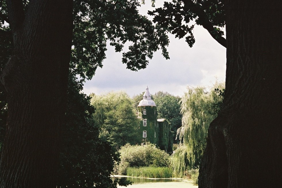 Uitzicht over de dorpsvijver naar het landhuis Wesselstorf, © Andreas Knoll