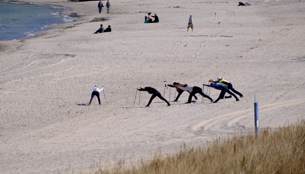 Bewegungskurs: »Flow2go« - Nordic Walking & Yoga, © Binzer Bucht Tourismus