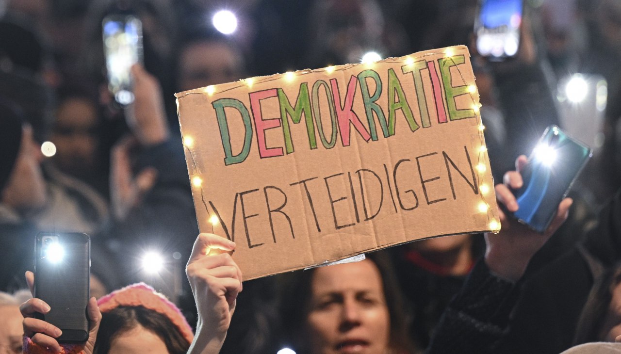 Demonstration with "Defend democracy" sign held in the air, © picture alliance / Pressefoto Ulmer | Markus Ulmer