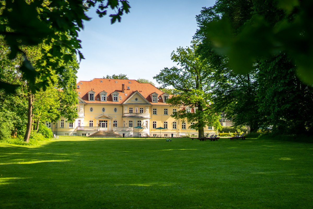Het landhuis met zijn ruime, goed onderhouden, rustige terrein. // © Kloster Gut Saunstorf Het landhuis met zijn ruime, goed onderhouden, rustige terrein. // © Kloster Gut Saunstorf