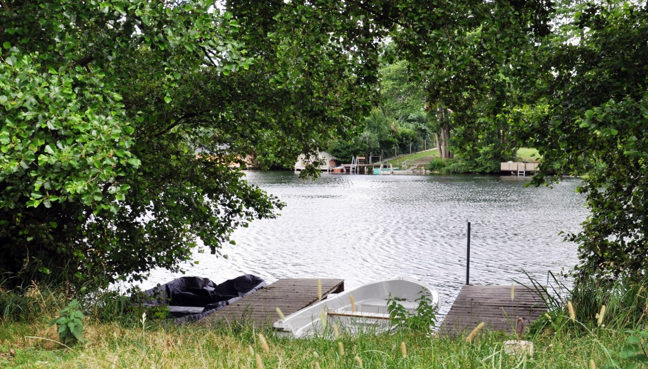 The hotel's own bathing and boating jetty 100 meters away, © zoneEINZ GmbH