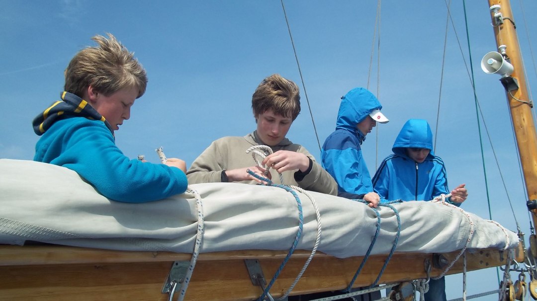 Young people on the chart house, packing the mainsail, © Mirko Niebuhr 2017
