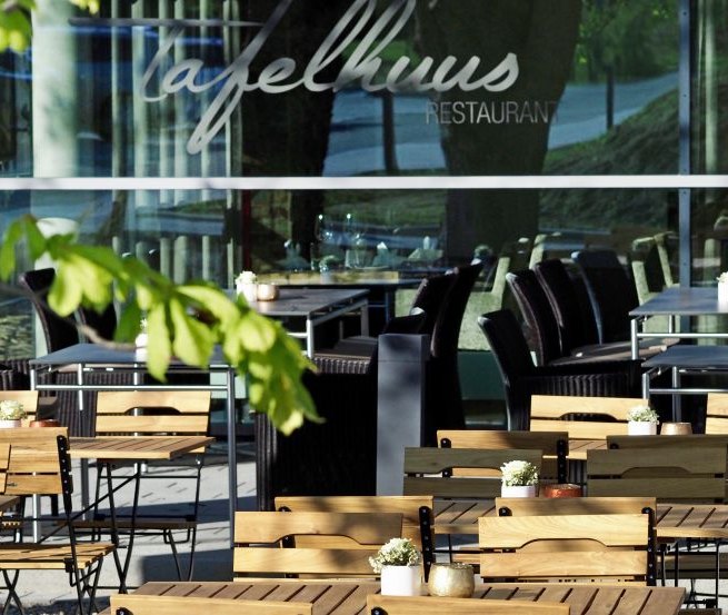 Tafelhuus beer garden for warm summer evenings // &copy; Wonnemar Resort-Hotel Wismar