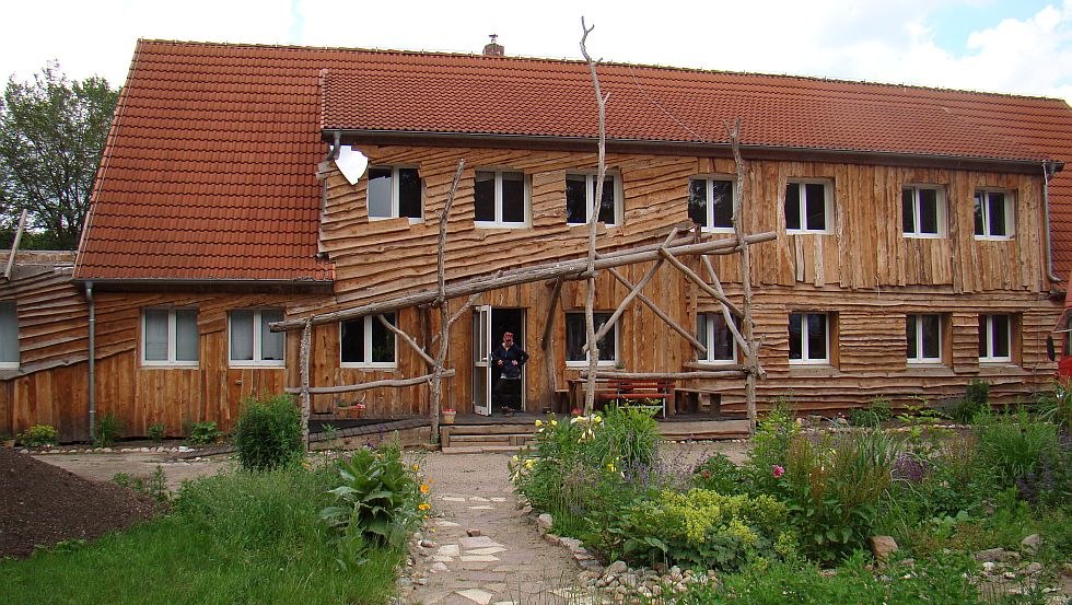 Houten huis met gastenverdieping, 20 bedden en seminarieruimte // &copy; Bauspielplatz Schwerin e.V.