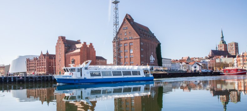 Hafentouren Stralsund mit dem Fahrgastschiff "Altefähr". // © Weiße Flotte GmbH Hafentouren Stralsund mit dem Fahrgastschiff "Altefähr". // © Weiße Flotte GmbH