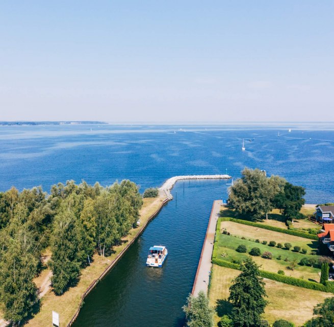 Micha stuurt de woonboot door het kanaal richting Müritz., © TMV/Gänsicke