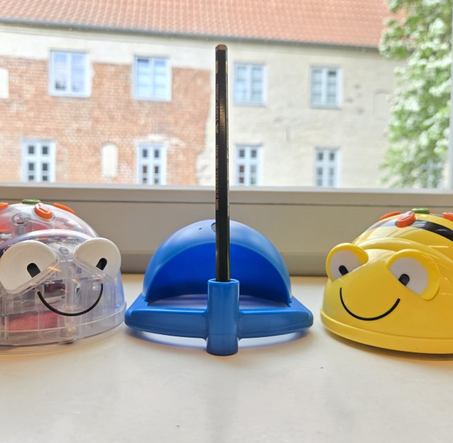 ein Bluebot in der Mitte und zwei Beebots daneben auf dem Fensterbrett der Stadtbibliothek // © Stadtbibliothek Stralsund ein Bluebot in der Mitte und zwei Beebots daneben auf dem Fensterbrett der Stadtbibliothek // © Stadtbibliothek Stralsund