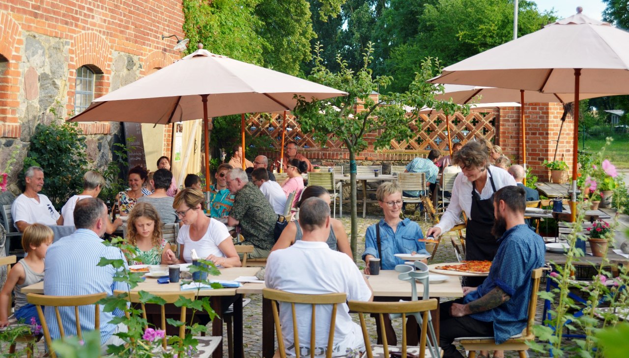 Pizza Landvergnügen on the terrace of the wine tavern Kraatz, © Florian Profitlich Pizza Landvergnügen on the terrace of the wine tavern Kraatz, © Florian Profitlich