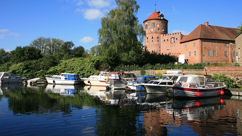 Rest at the marina and castle Neustadt-Glewe // © Tourismusverband Mecklenburg-Schwerin e.V. Rest at the marina and castle Neustadt-Glewe // © Tourismusverband Mecklenburg-Schwerin e.V.