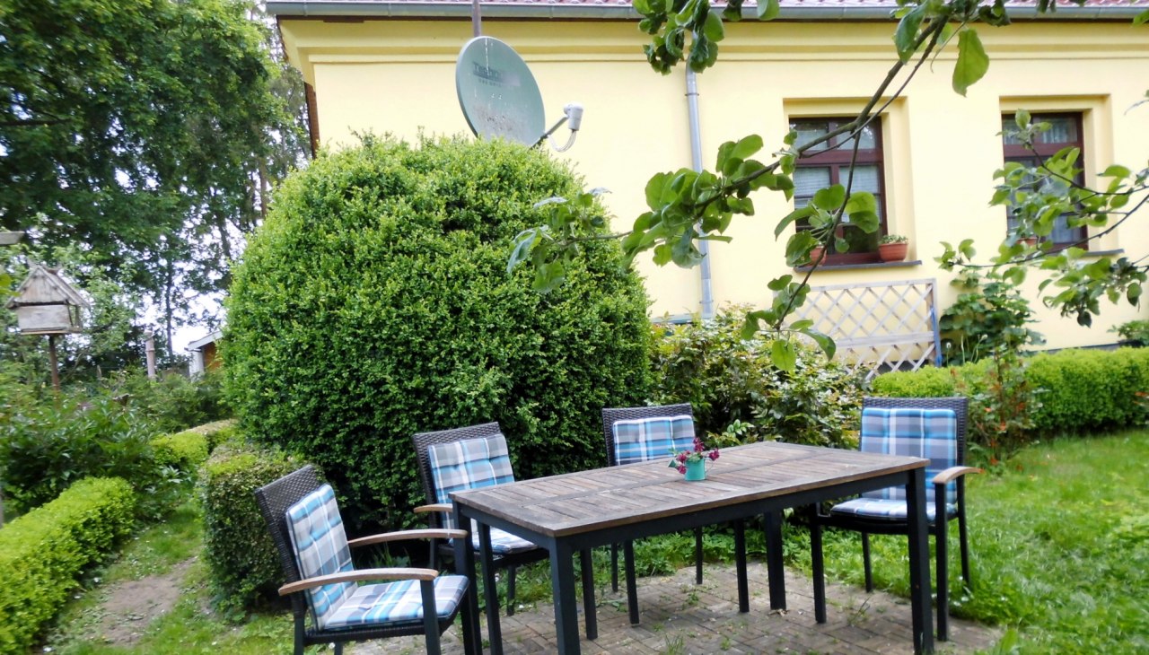 Verschillende zitjes in de tuin nodigen je uit om te vertoeven, © Birgit Possehl