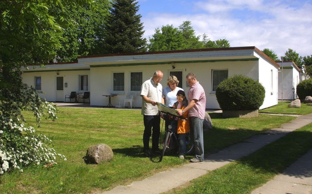 Family in front of bungalow Jagdweg 24, © Ferienbungalow Jagdweg 24