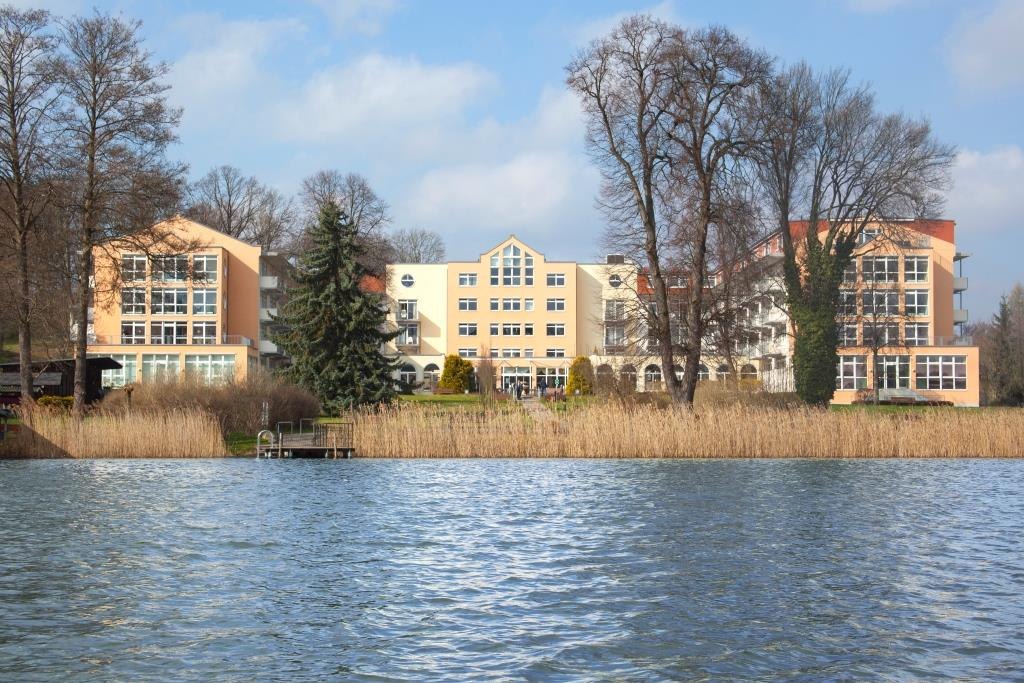 Widok kliniki od strony jeziora // &copy; Sonja Trabandt