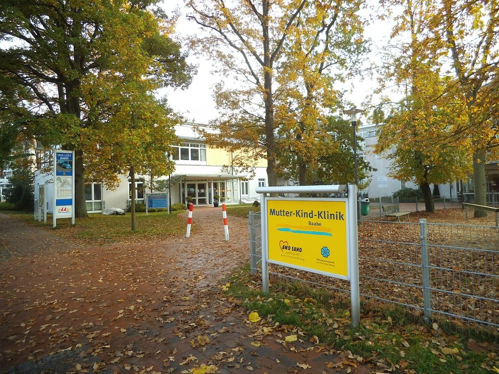 Klinika dla matki i dziecka Baabe - widok z zewnątrz jesienią - // © Tourismuszentrale Rügen Klinika dla matki i dziecka Baabe - widok z zewnątrz jesienią - // © Tourismuszentrale Rügen