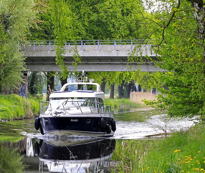 With the houseboat on the Elde-M&uuml;ritz waterway you can admire nature from close up, &copy; Ralf Ottmann