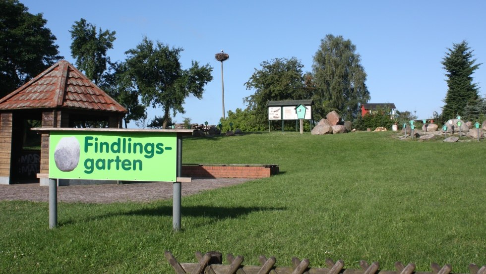 Ingang naar de keientuin met rusthut, © Mecklenburgische Kleinseenplatte Touristik GmbH