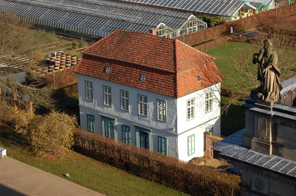Uitzicht op het Natureum vanaf het kasteel. // &copy; Naturforschende Gesellschaft Mecklenburg e.V.