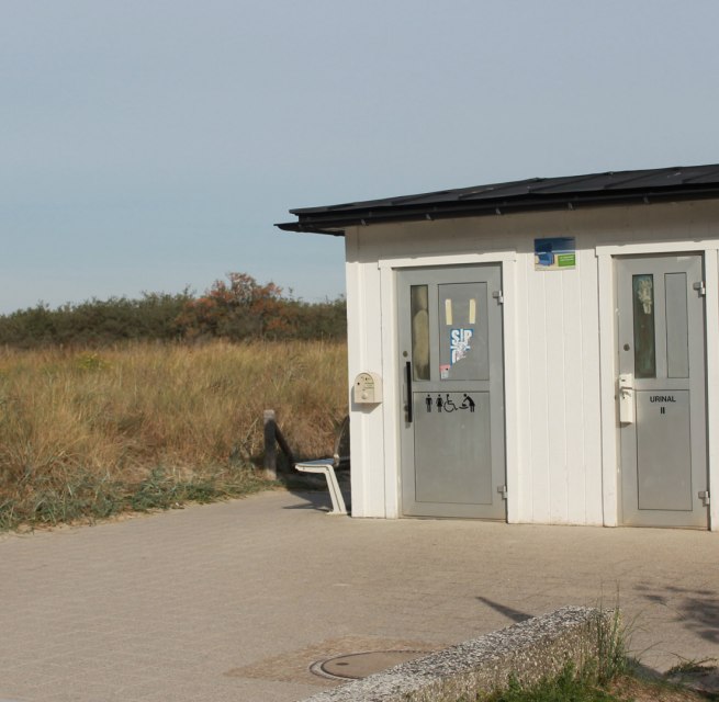 Drempelvrije toegang tot het strand 18 incl. toiletvoorzieningen in Warnem&uuml;nde // &copy; TZRW
