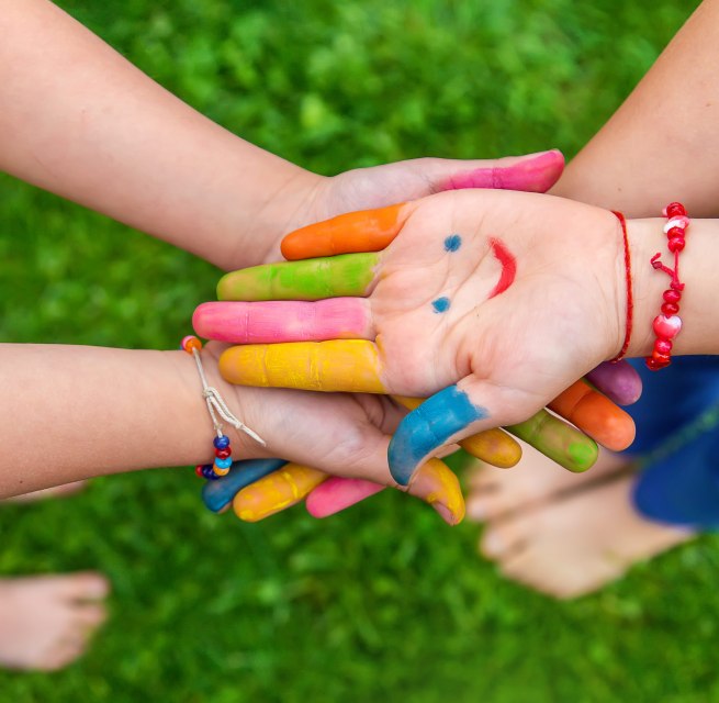A photo of colorfully painted children's hands // &copy; yanadjan/Adobe-Stock