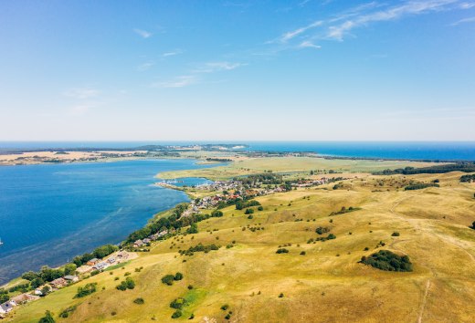 De Zicker bergen op het schiereiland Mönchgut bieden een adembenemend uitzicht op het weidse landschap en het glinsterende water van de Oostzee - een paradijs voor natuurliefhebbers en rustzoekers., © TMV/Friedrich