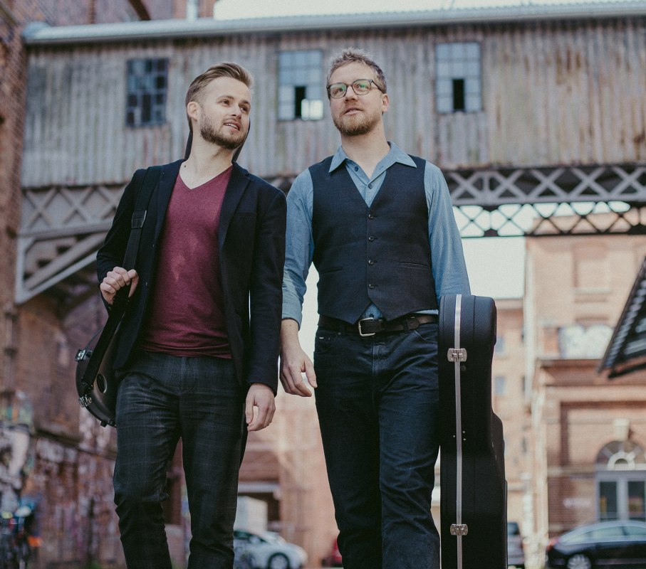 Sönke Meinen & Philipp Wiechert
Duet akustyczno-gitarowy // © Doville Sermokas Sönke Meinen & Philipp Wiechert
Duet akustyczno-gitarowy // © Doville Sermokas