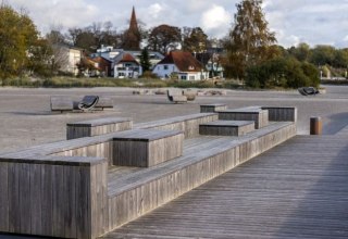 Drewniana promenada na plaży w Altef&auml;hr // &copy; Eigenbetrieb Hafen- und Tourismuswirtschaft Altef&auml;hr