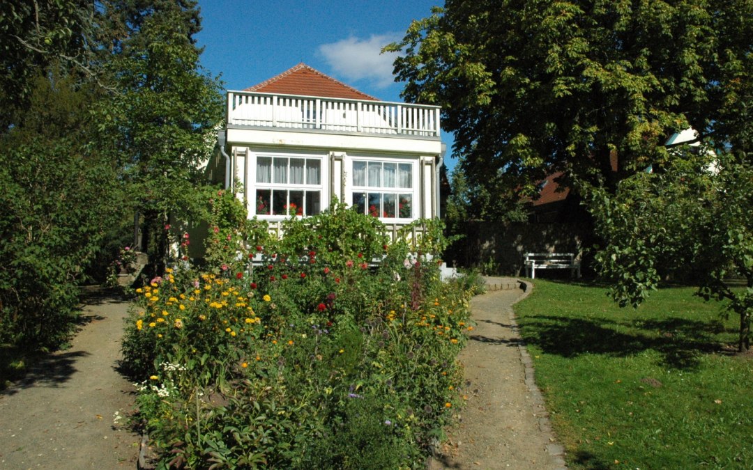 Zicht op het huis vanuit de tuin, © Kurverwaltung Feldberger Seenlandschaft