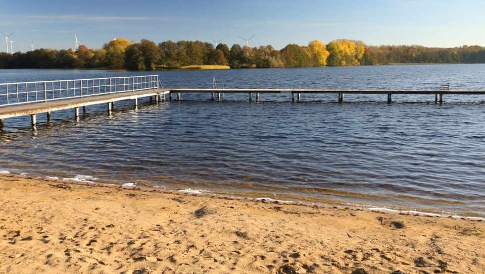 Broock lido - beach with a view of the lake, &copy; TMV/Gohlke