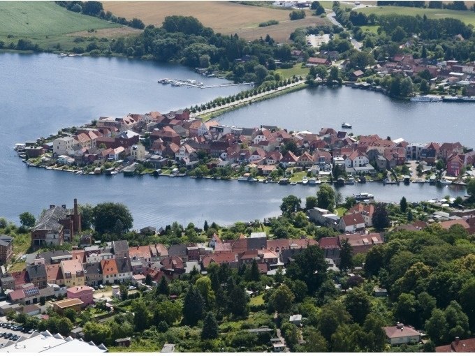 &copy; Page Fly&Sail