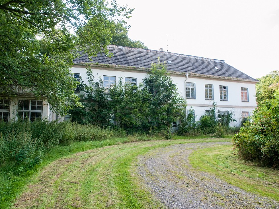The manor house sideways from the front, &copy; Frank Burger