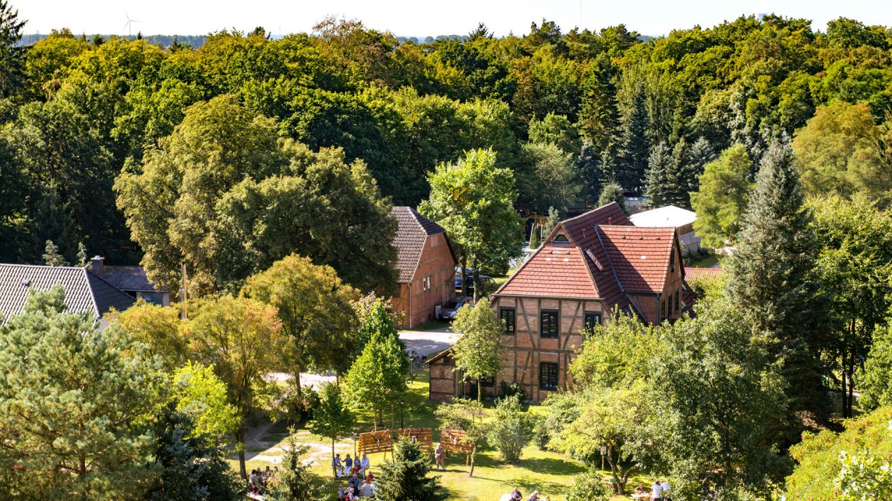 Widok z góry na Forst- und Köhlerhof we wrzosowisku Rostock // © TZRW/Th. Ulrich Widok z góry na Forst- und Köhlerhof we wrzosowisku Rostock // © TZRW/Th. Ulrich