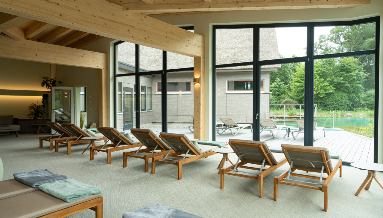 2024-05-BEECH-Plau-WALD-SPA-innen-Ruhehaus-Liegen-Fensterblick, &copy; BEECH Resort Plauer See