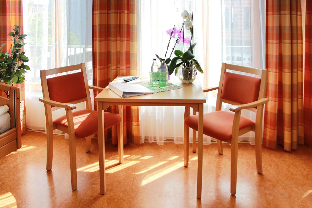 Lichte kamer met zithoek, © Netzwerk für Menschen