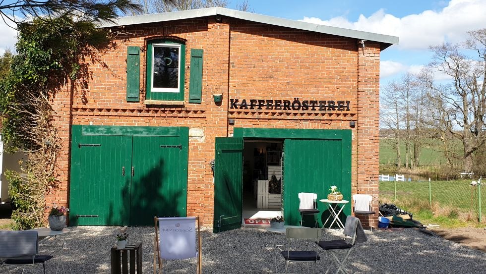 Toegang tot de boerderijwinkel en koffiebranderij, © Nadin Rokitta