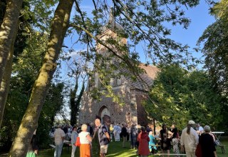 Menschen vor der Kirche Landow // &copy; Freundeskreis Kirchen zu Landow e.V.