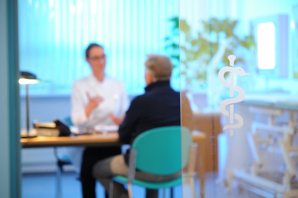 Dyskusja na temat leczenia między lekarzem a pacjentem, © TMV/Duerst