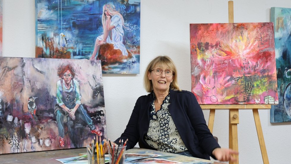 Die K&uuml;nstlerin im Atelier in Stove&copy;Marion K&ouml;rner, &copy; Marion K&ouml;rner