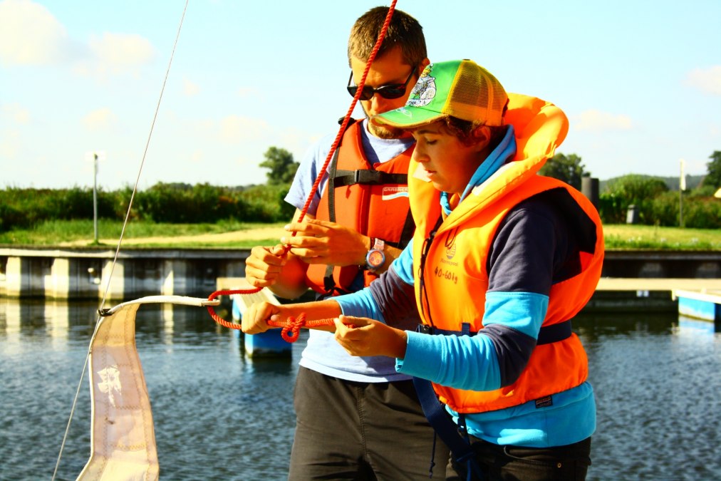 Knopen leggen tijdens de zeilcursus, © SeenLandAgentour Knopen leggen tijdens de zeilcursus, © SeenLandAgentour