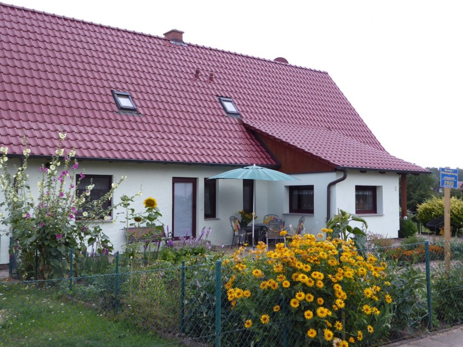 Wejście do mieszkania wakacyjnego z miejscami do siedzenia w ogrodzie, © Beate Lindstaedt