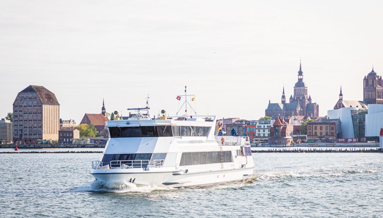 Poznaj wyspę Hiddensee podczas jednodniowej wycieczki ze Stralsundu., &copy; Wei&szlig;e Flotte GmbH