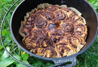 Cinnamon rolls from the Dutch Oven // &copy; Martin Hagemann