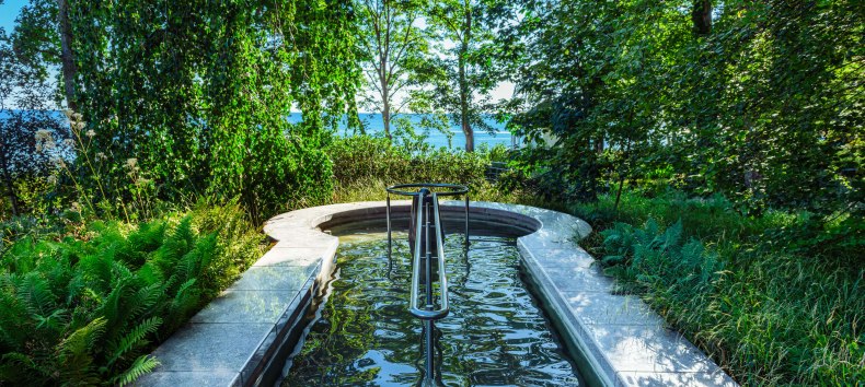 Wonderful water treading: In this Kneipp pool with sea view in G&ouml;hren on the island of R&uuml;gen, the eye also relaxes. // &copy; MV-T/Tiemann